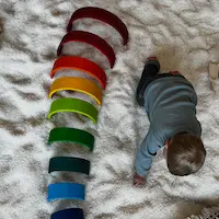 Spielendes Kind im Salz & Regenbogen