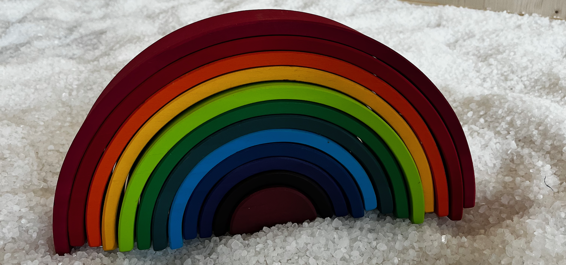 Salz.Spiel.Zeit - slöks: Montesori Regenbogen im Halit-Salzgranulat