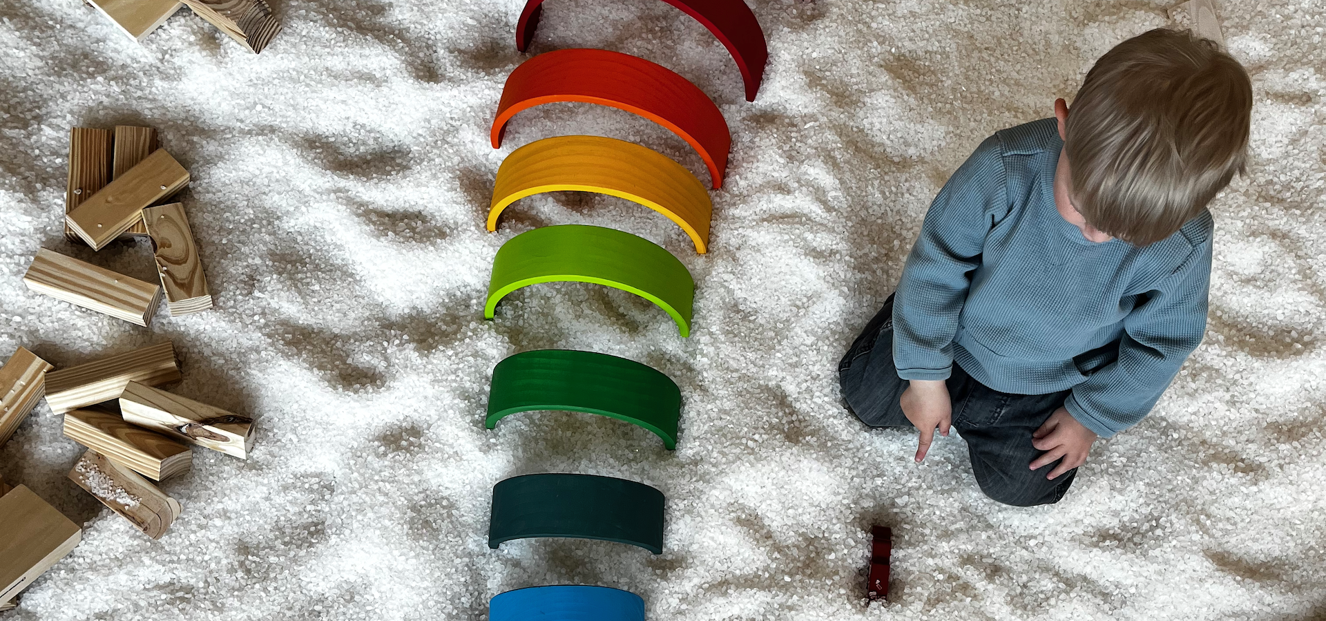 Salz.Spiel.Zeit im Bild ein Kind und Montesori Regenbogen