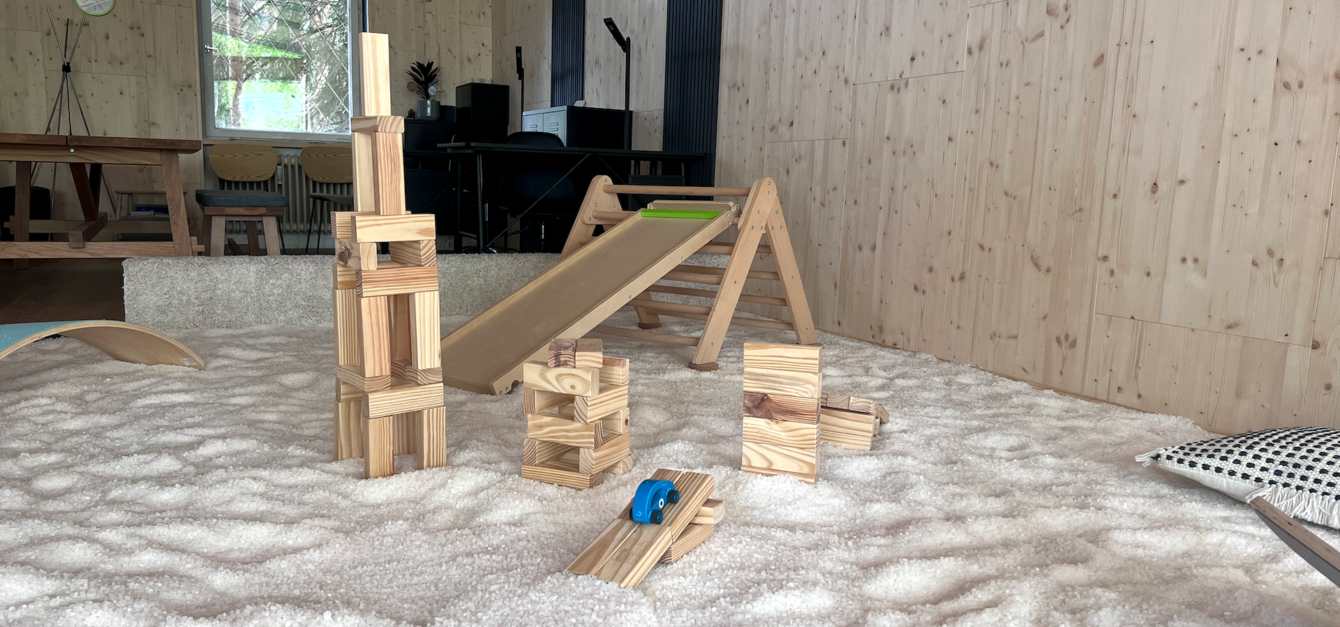 Bild mit einem Holz Klötzen zum Turm und Rutsche im Salz
