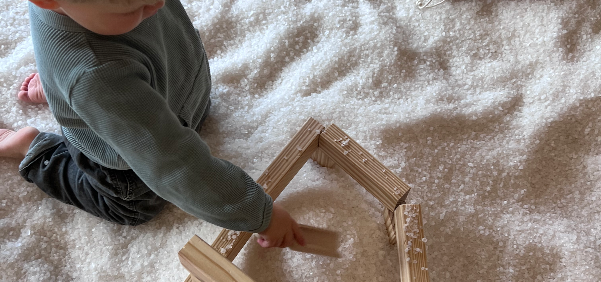 Salz.Spiel.Zeit - Kind spielt mit Holz Bauklötzen im Salz