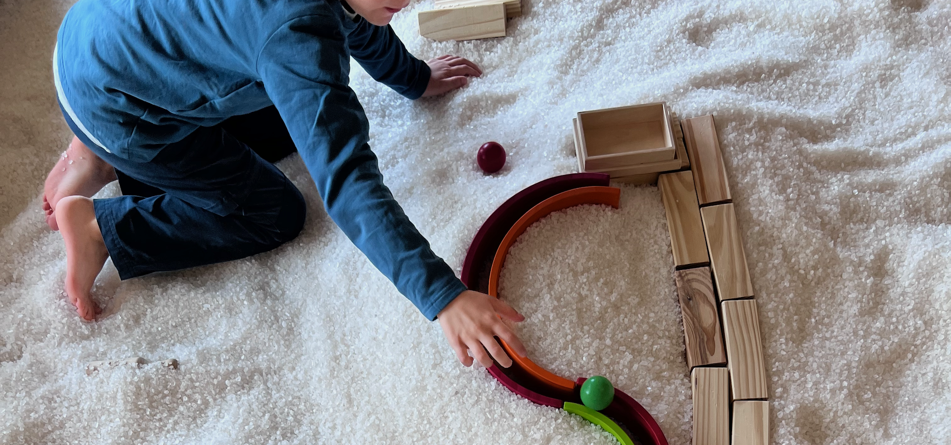 Salz.Spiel.Raum - kreatives Spiel mit Montesori Regenbogen, als Kugelbahn
