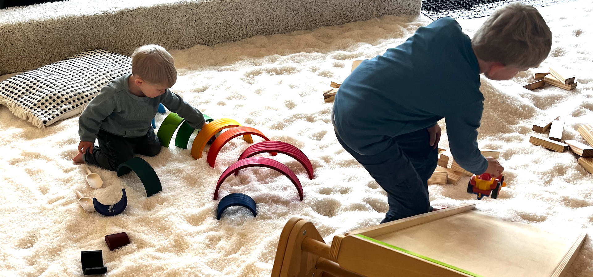 Salz.Spiel.Zeit Bild mit Montesori Regenbogen und Pikler Rutsche