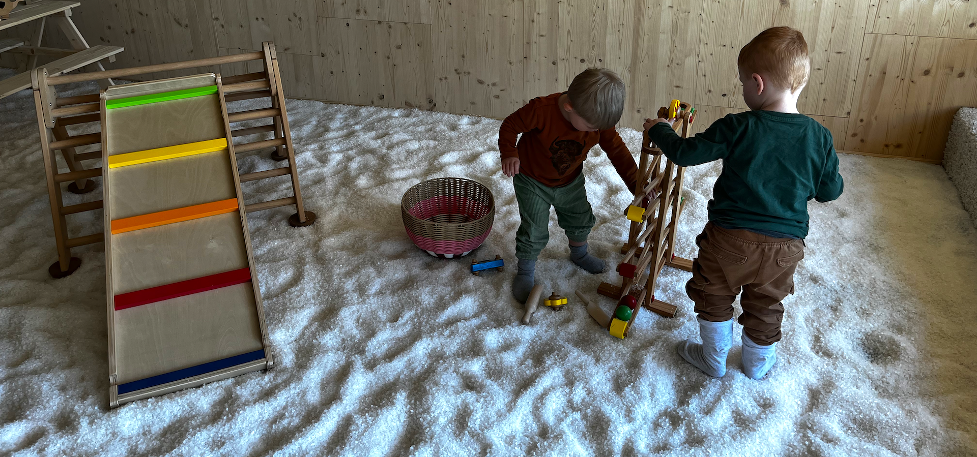 Salz.Spiel.Raum - Kinder spielen an der Holz Kugelbahn im Salz