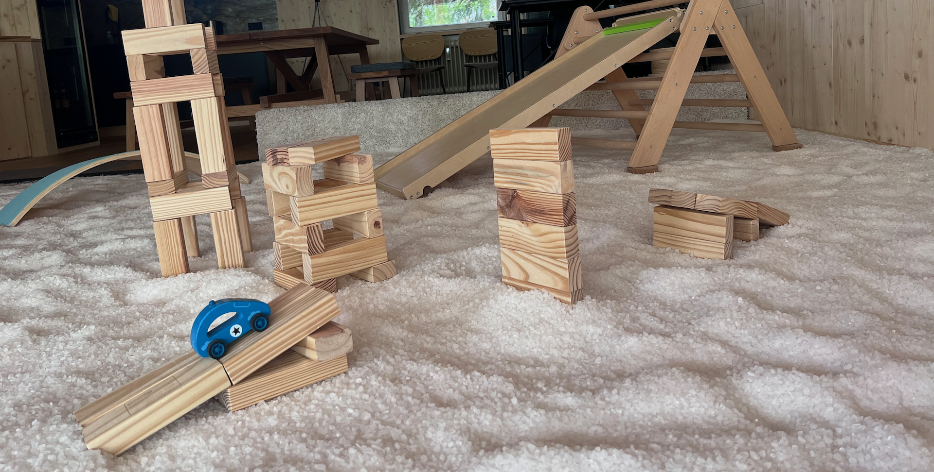 Mit Bauklötzen kreativ im Salz Spielen