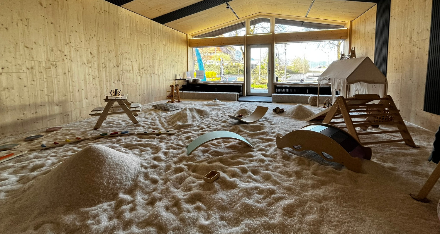 kinder spielen im slöks Salzspielraum im Salzgranulat