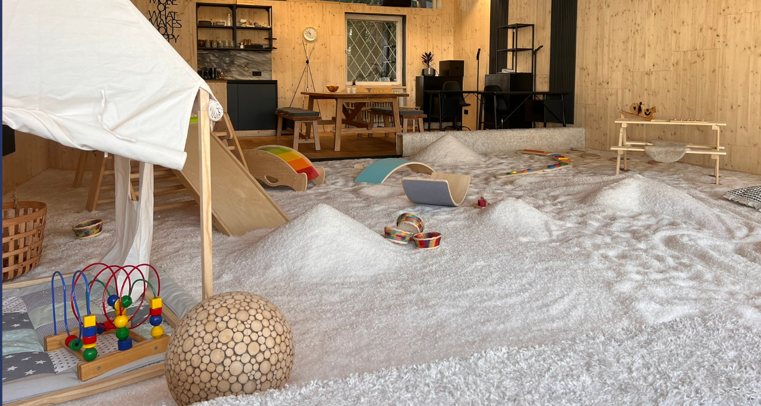 slöks - Salzraum mit Salzgranulat, Spielmaterialien und Ruhezone für Familien